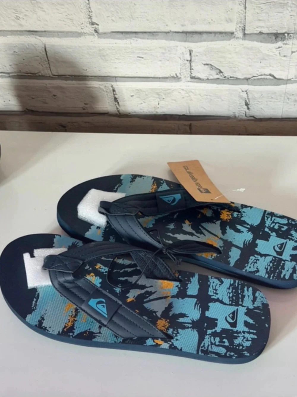 Quiksilver Foundation Men’s Flip Flops Sandals. Orange Blue. Size 10 or 11. NWT